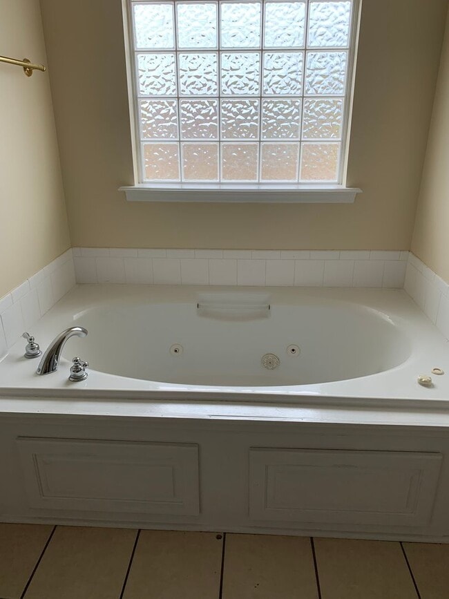 Photo - 215 Ambleside Dr