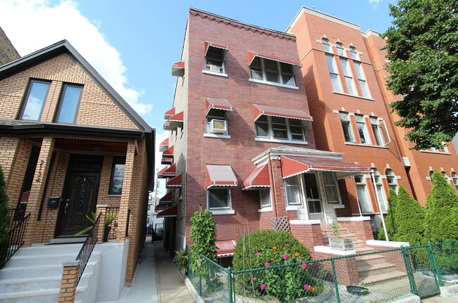 Building Photo - 2132 W Walton St Unit 2