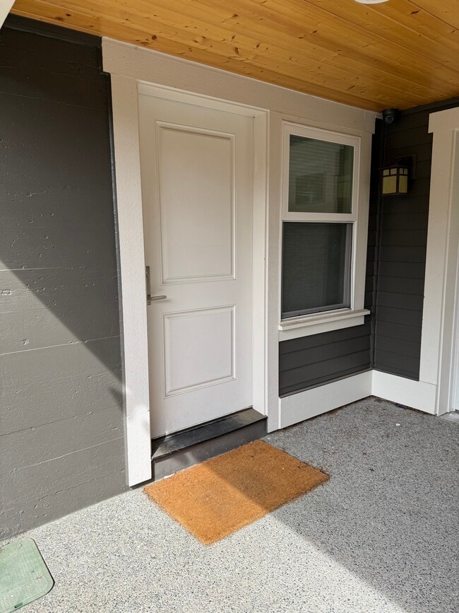 Entry from driveway - 2332 NE 120th St Unit 1BdrDaylightMIL