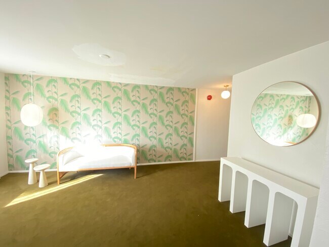 Second Floor Foyer - New Hampshire Luxurious Apts