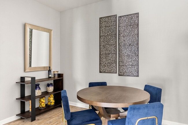 C24960_CitrusTower_Model_Dining_04 - Citrus Tower