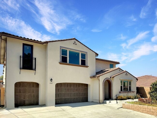 Building Photo - Beautiful 5B/4.5BA Home in Escondido Now A...