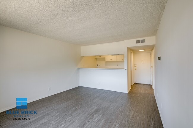 Photo - 17834 Burbank Blvd Unidad 220