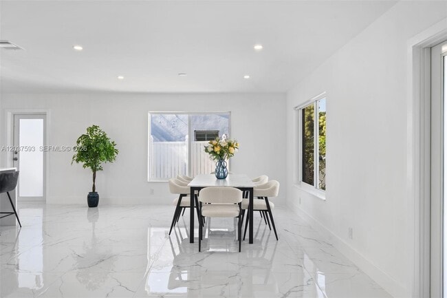 Photo - 253 SW 4th St