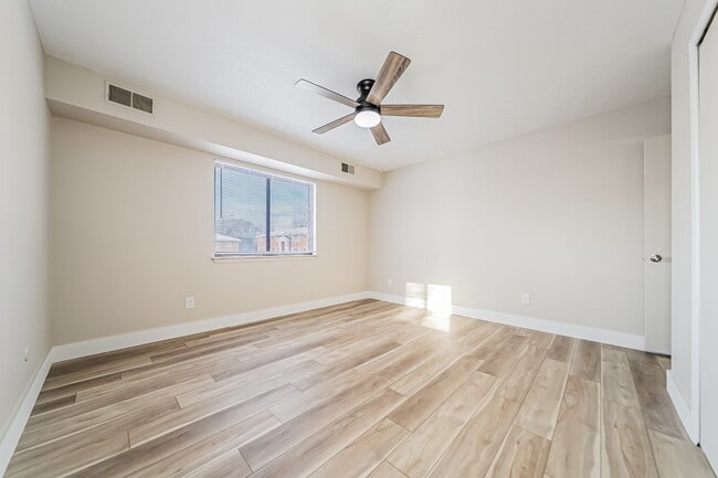 Photo - Hallwood Manor Apartments