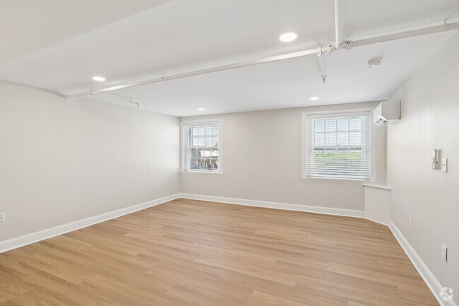 1BR, 1BA - 919SF - Living Room