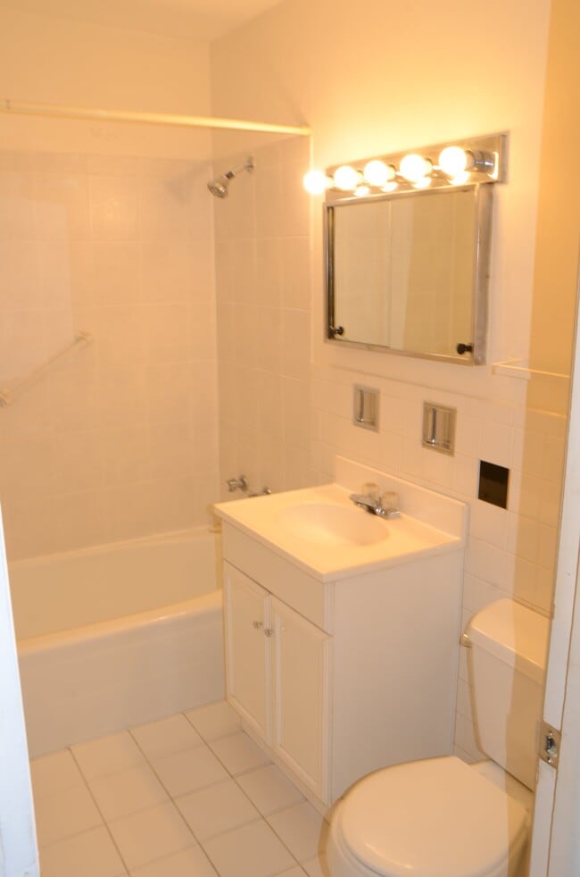 Photo - 1609-1609 Waukegan Rd