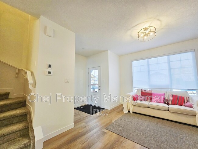 Photo - 6341-6341 King Wynd SW