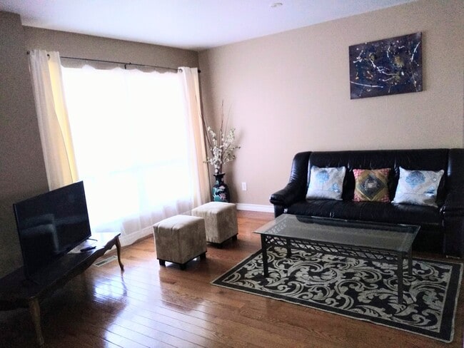 Building Photo - 51 Whiteleas Av