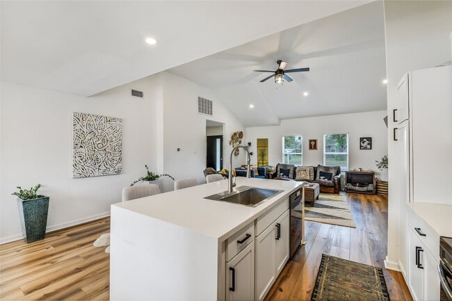 Photo - 2550 Roy Cir