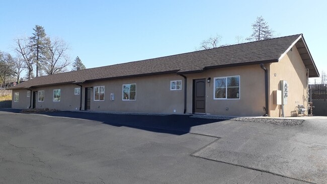 Building Photo - 587 Oakwood Ln Unit #3