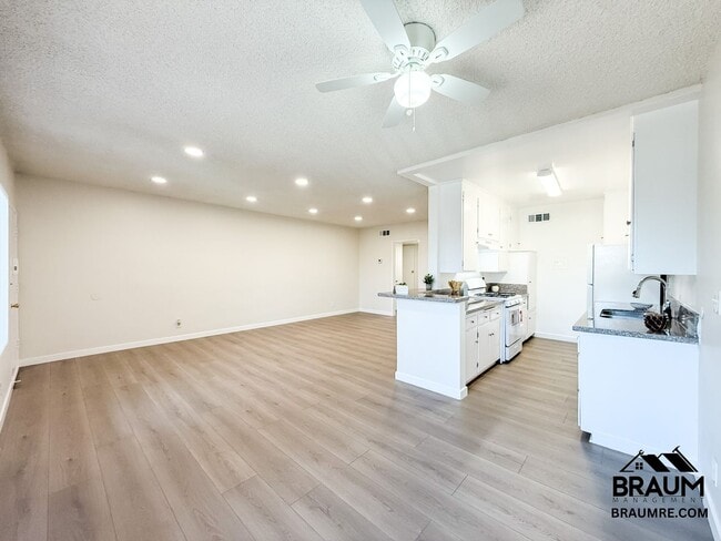 Building Photo - 6041 Whitsett Ave Rental