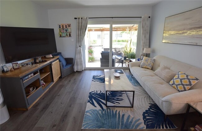 Photo - 2572 Emory Dr W