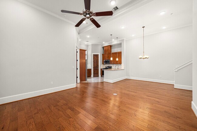 Photo - 2022 Sabine St