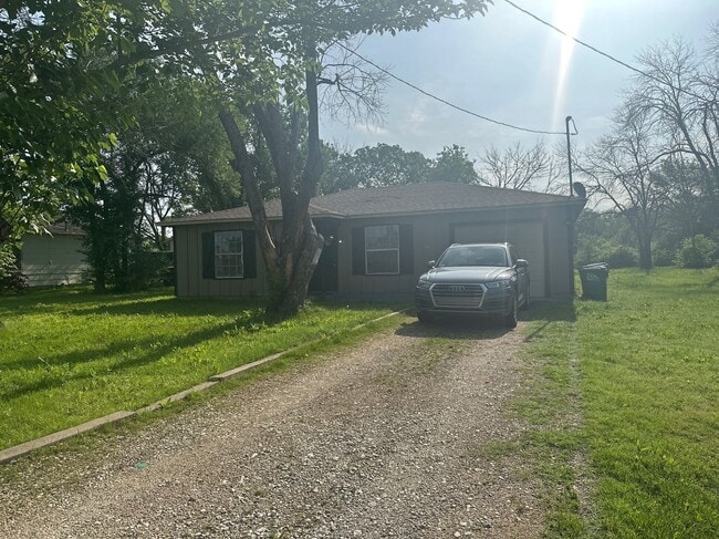 Building Photo - 3525 Country Club Rd