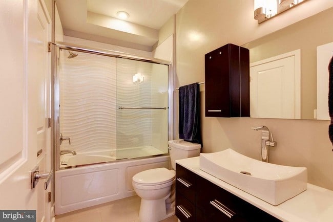 Baño principal - 2819 11th St NW Unidad 1