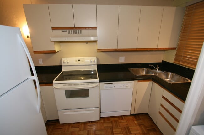Kitchen - 2201 Pearl St Unit 124