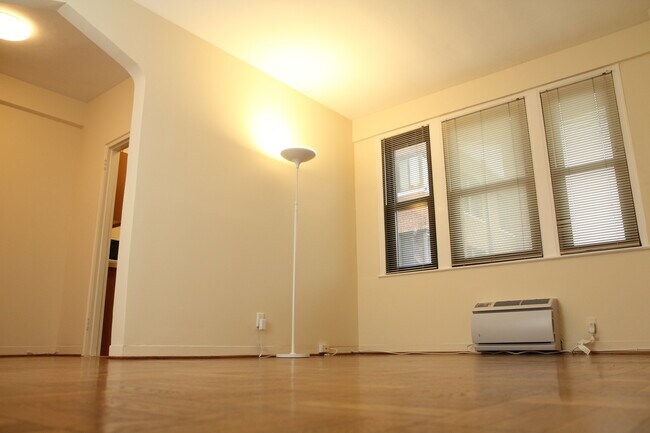 Living Room - 1010 25th St NW Unidad 609