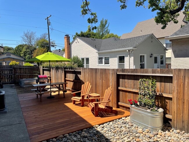 Patio lateral (área común) - 419 8th St Unidad B