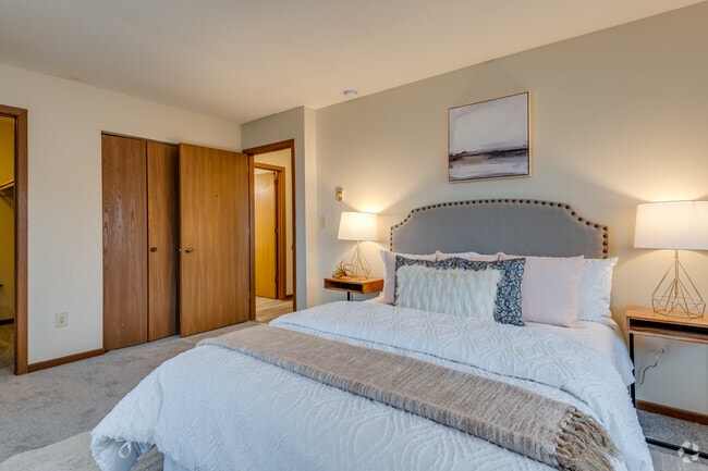 2 BR, 1 BA - 960SF
