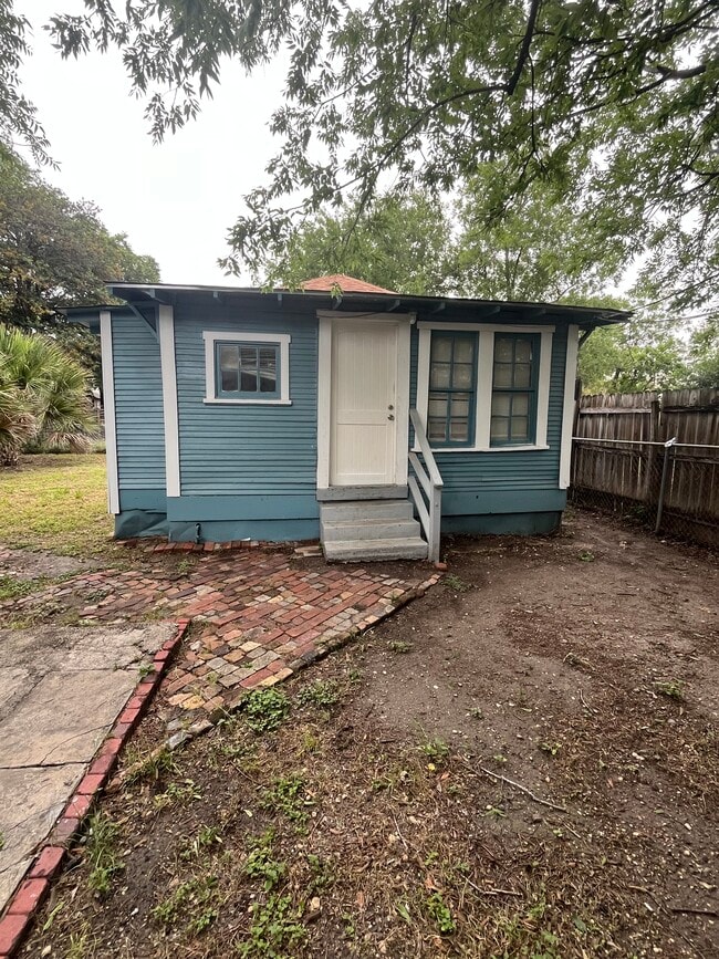 Building Photo - 307 E Lambert St Rental