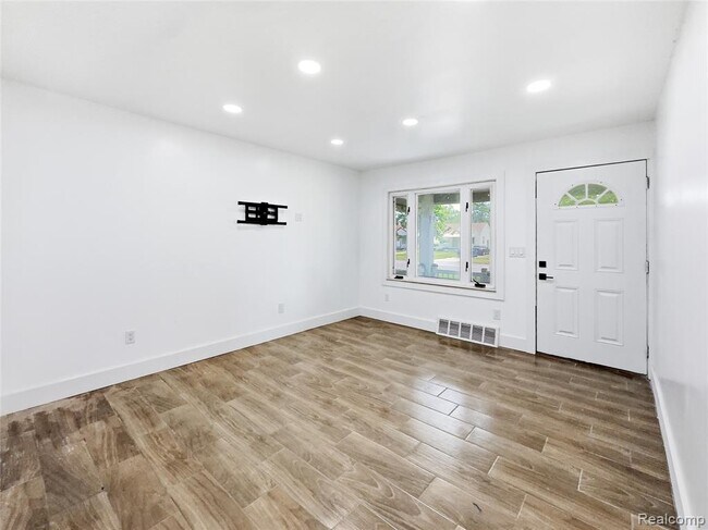 Photo - 2090 Moran Ave