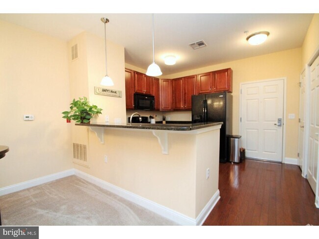 Building Photo - 300 W Elm St Unit 300 W Elm St Suite 2305 Rental