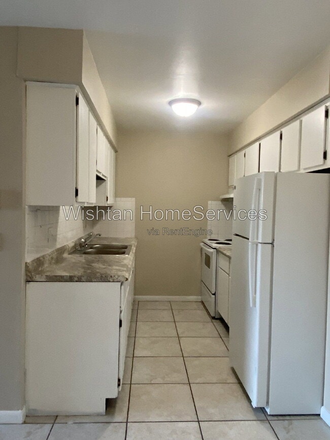 Building Photo - 201 Charleston Blvd Unit 2