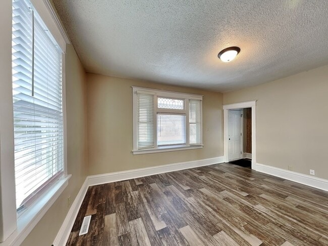 Photo - 437 4th Ave S