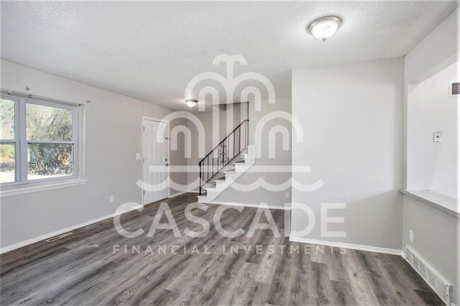 Photo - 221 N Oak Dr