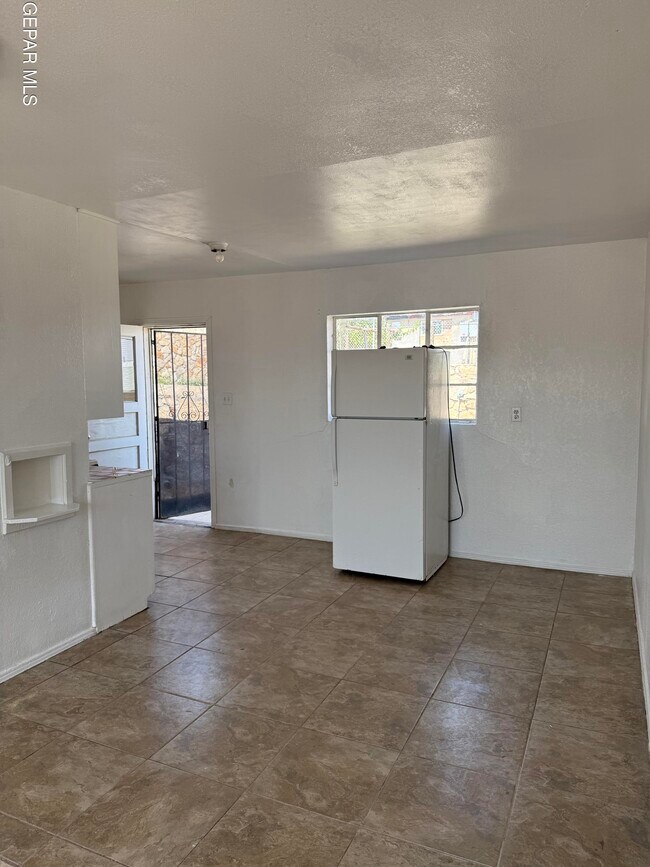 Building Photo - 1300 N Ochoa St Unit 8 Rental