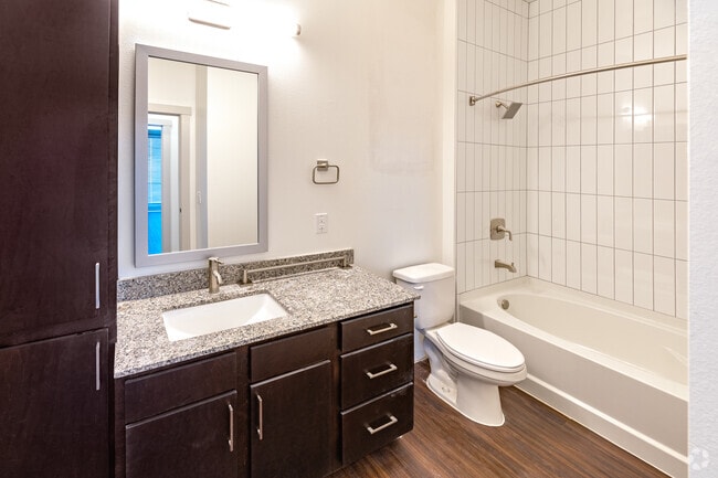 1BR, 1BA - 896SF - Bathroom