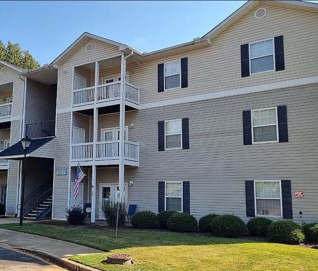 Building Photo - Spacious 2/2 Apartment Ready For Move In Now!