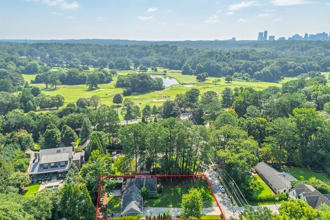 Photo - 4 BEDROOM - CHASTAIN PARK - AMAZING!