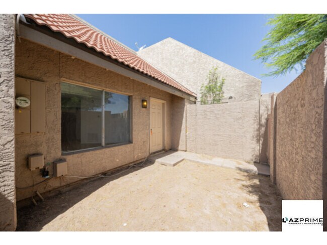 Photo - Discover this Impressive 2/1.5 Glendale Townhouse!