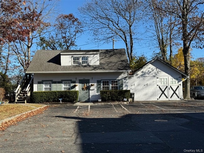 Building Photo - 160 Laurel Ave Unit Upper in Back Building