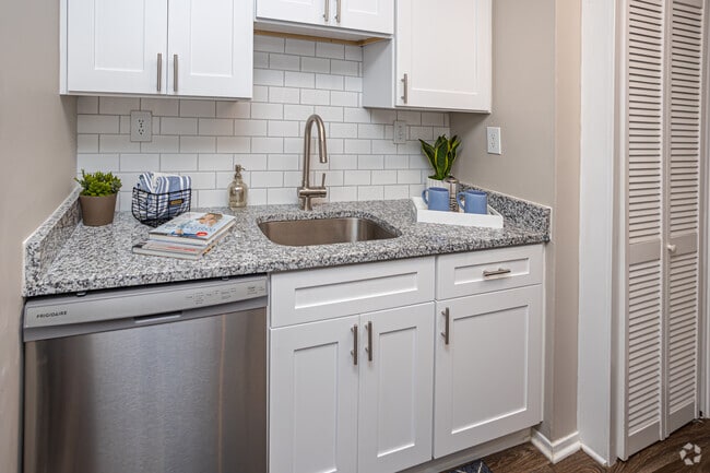2BR, 1BA - 1,100SF