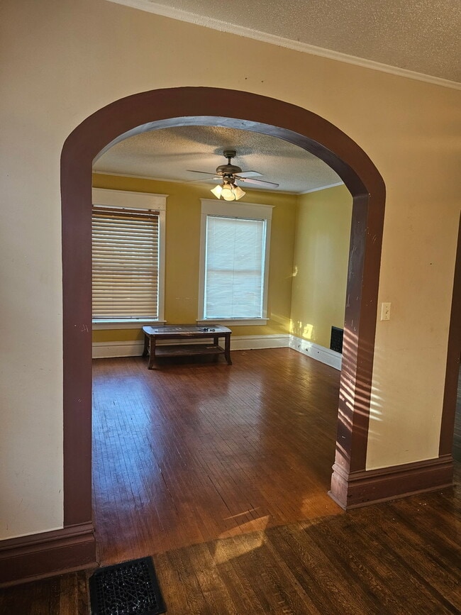 Photo - 809 W 4th St