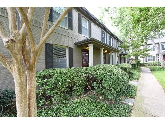 Building Photo - 2-story condo in great location!