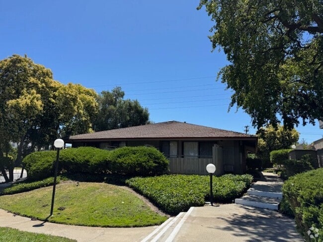 Building Photo - 1 bedroom end Unit 3 Rental