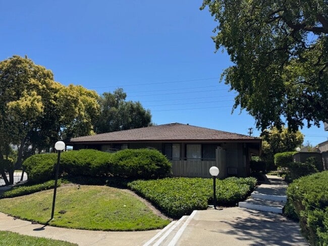 1 bedroom end unit-New plank flooring thro... - 1 bedroom end unit-New plank flooring thro... Condo Unit 3