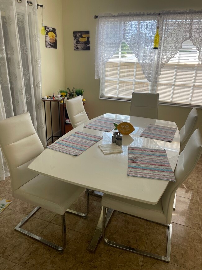 Photo - 308 Oak Track Ln