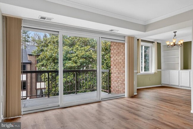 Building Photo - 9702 Kingsbridge Dr Unit 202