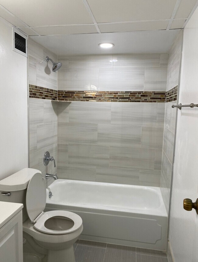 Bathroom - 801 Yale Ave Unit Apt 104