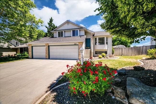 Building Photo - Tri-Level Home Close to The Village!