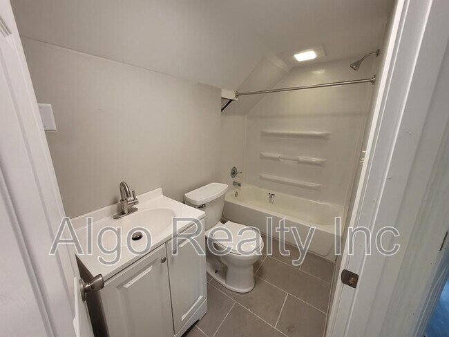 Photo - 133 Winifred St W