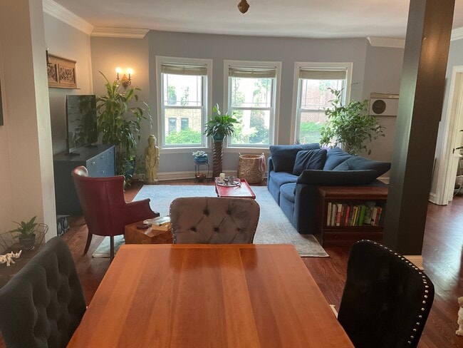 Planta abierta con comedor y sala de estar. - 825 Forest Ave Unidad 2W