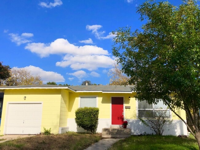 Building Photo - 210 Laddie Pl