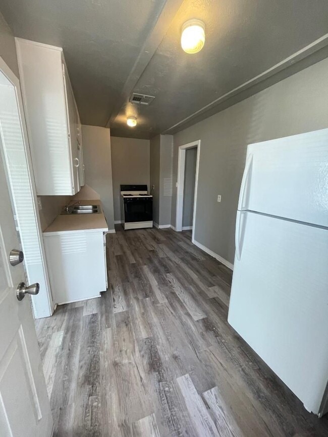 Photo - 2 BED 1 BATH DUPLEX FOR LEASE