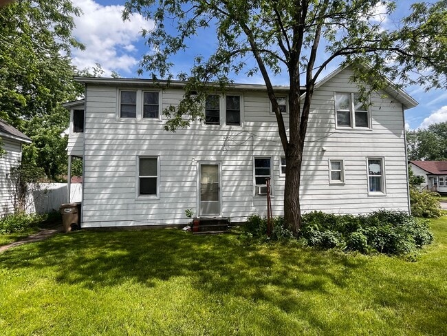 Building Photo - 1104 Birch St Unit 2